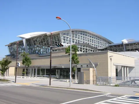 潮風アリーナの建物外観