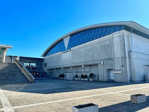 稲城中央公園総合体育館の建物外観