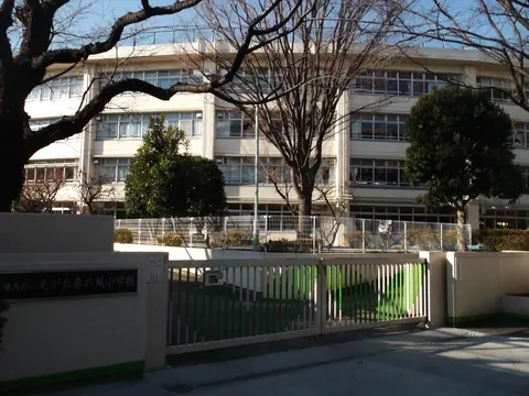 光が丘春の風小学校体育館の校舎外観