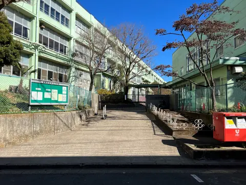 みらい青空学園(旭丘小学校)体育館の校舎外観