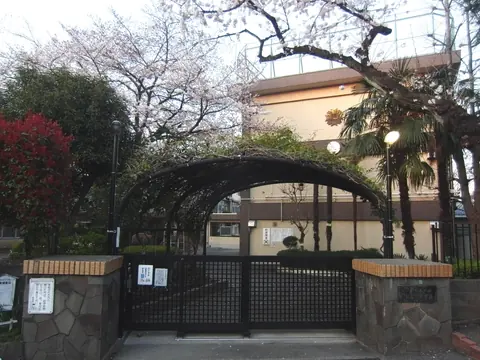 開進第四小学校体育館の正門