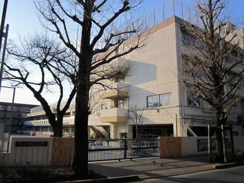 練馬第三小学校体育館の校舎外観
