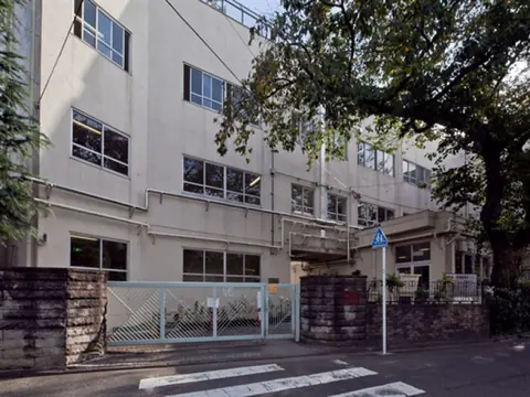小竹小学校体育館の校舎外観