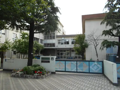 大岡山小学校体育館の校舎外観