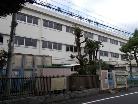 馬込小学校体育館の校舎外観