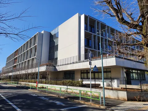 東山小学校体育館の校舎外観