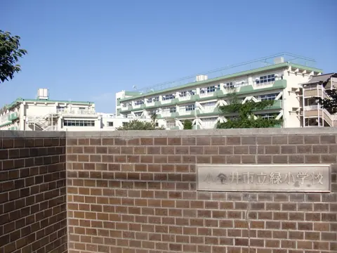 緑小学校体育館の校舎外観