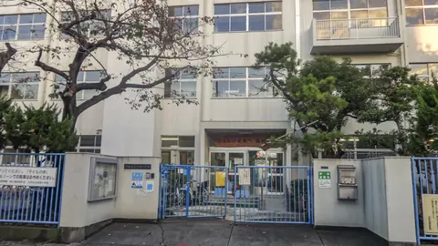 高畑小学校体育館の校舎外観