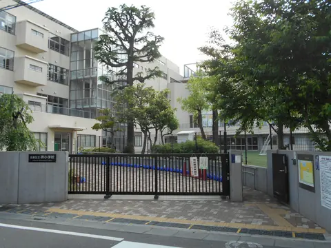 碑小学校体育館の正門