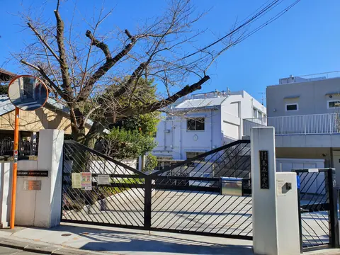 烏森小学校体育館の正門