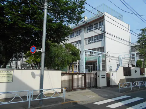 東根小学校体育館の校舎外観