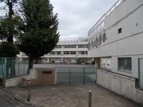 馬込第二小学校体育館の校舎外観