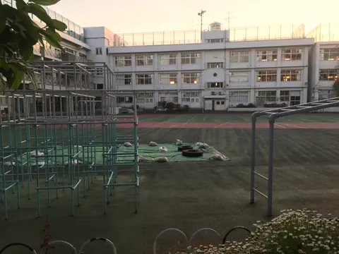 山王小学校体育館の校舎外観