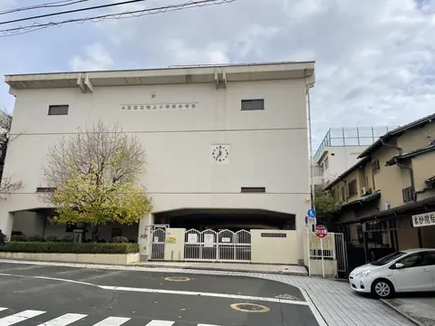 池上小学校体育館の校舎外観