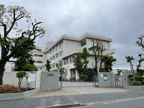 篠崎第二中学校体育館の校舎外観