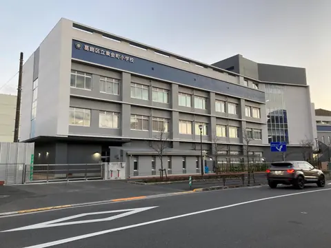 東金町小学校体育館の校舎外観