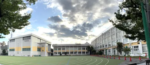 寺島中学校体育館の校舎外観