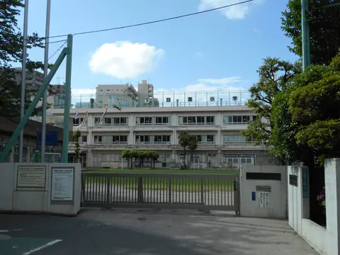 下目黒小学校体育館の校舎外観