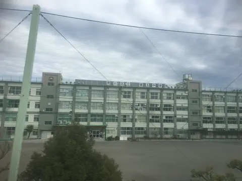第五中学校体育館の校舎外観