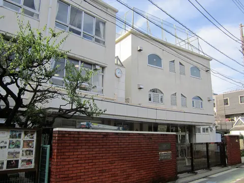 上目黒小学校体育館の校舎外観