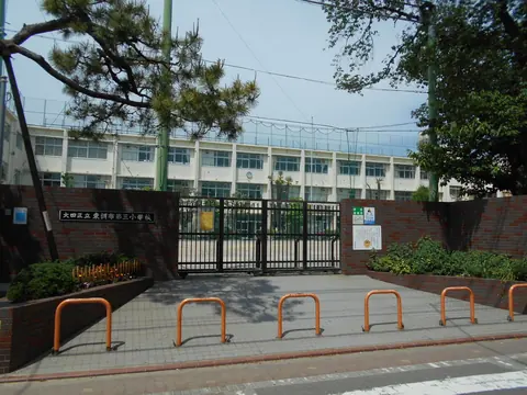 東調布第三小学校体育館の正門