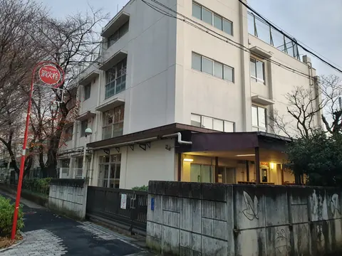 田道小学校体育館の校舎外観