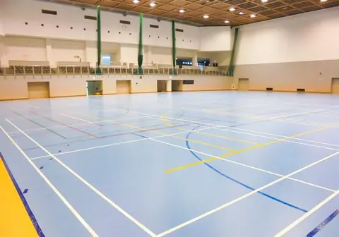 多摩市立総合体育館の第1スポーツホール内観